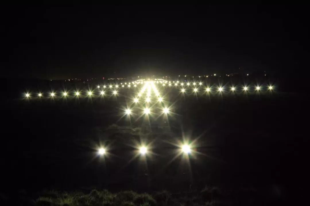 利比里亞國際機場跑道上的LED燈點亮了！